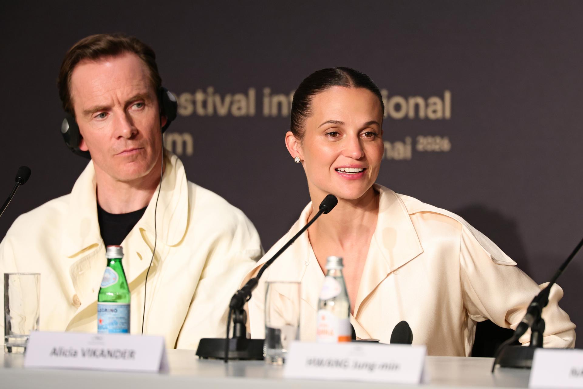 Michael Fassbender y Alicia Vikander asisten este lunes a la rueda de prensa de 'Hope' durante el 79º Festival de Cine de Cannes. EFE/EPA/ANDREAS RENTZ / POOL