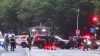 Agentes de policía fueron captados este 23 de mayo al inspeccionar la escena de un tiroteo cerca del complejo de la Casa Blanca, en la calle 17 y la avenida Pennsylvania NW, en Washington DC (EE.UU.). EFE/Jim Lo Scalzo
