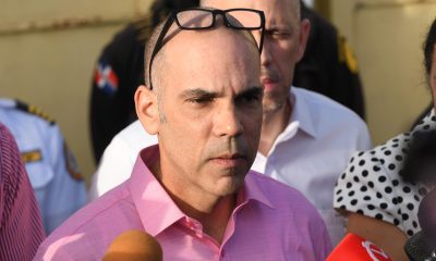 Mario José Redondo Llenas, quien hace tres décadas secuestró y posteriormente asesinó a su primo José Rafael Llenas Aybar, de 12 años, habla al salir de prisión este martes, en Najayo (República Dominicana). EFE/ Raúl Asencio