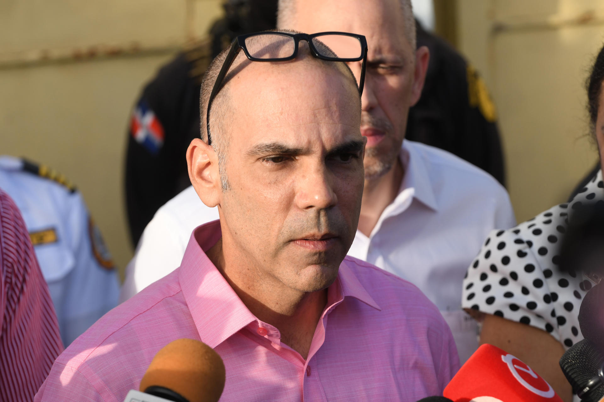 Mario José Redondo Llenas, quien hace tres décadas secuestró y posteriormente asesinó a su primo José Rafael Llenas Aybar, de 12 años, habla al salir de prisión este martes, en Najayo (República Dominicana). EFE/ Raúl Asencio