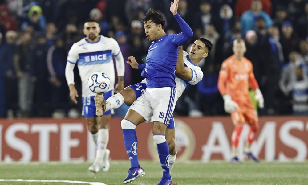 Juan Ignacio Díaz (atrás), de Universidad Católica, disputa el balón con Kaio Jorge, de Cruzeiro, este miércoles en un partido de la Copa Libertadores ante Cruzeiro en el estadio Claro Arena de Santiago. EFE/ Osvaldo Villarroel