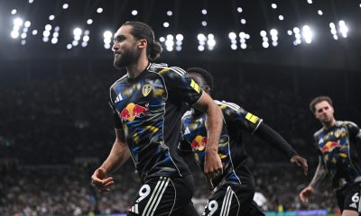 El jugador del Leeds United Dominic Calvert-Lewin (d) celebra el gol con sus compañeros durante el partido de la Premier League que han jugado Tottenham Hotspur y Leeds United, en Londres. EFE/EPA/DANIEL HAMBURY