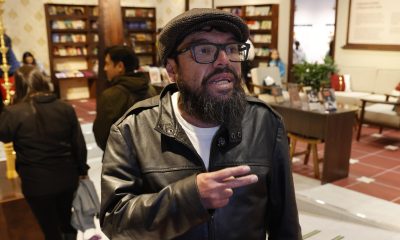 BOGOTÁ (COLOMBIA), 05/05/2026.- El actor Ubeimar Ríos durante un evento celebrado el pasado 25 de abril. Con solo una película en su haber y una limitada experiencia, el colombiano Ubeimar Ríos ha conseguido una nominación a los Premios Platino por su labor en 'Un poeta', un reconocimiento inesperado que representa más un comienzo que una consolidación, como reconoce en una entrevista con EFE. "Me llega finalizando mi profesión docente y, por qué no, empezando la profesión actoral", explicó Ríos en una entrevista que se desarrolló durante la Feria Internacional del Libro de Bogotá, rodeado de asistentes a la FILBo, que se aglomeraron a la espera de hacerse fotos con él al terminar la charla. EFE/ Mauricio Dueñas Castañeda