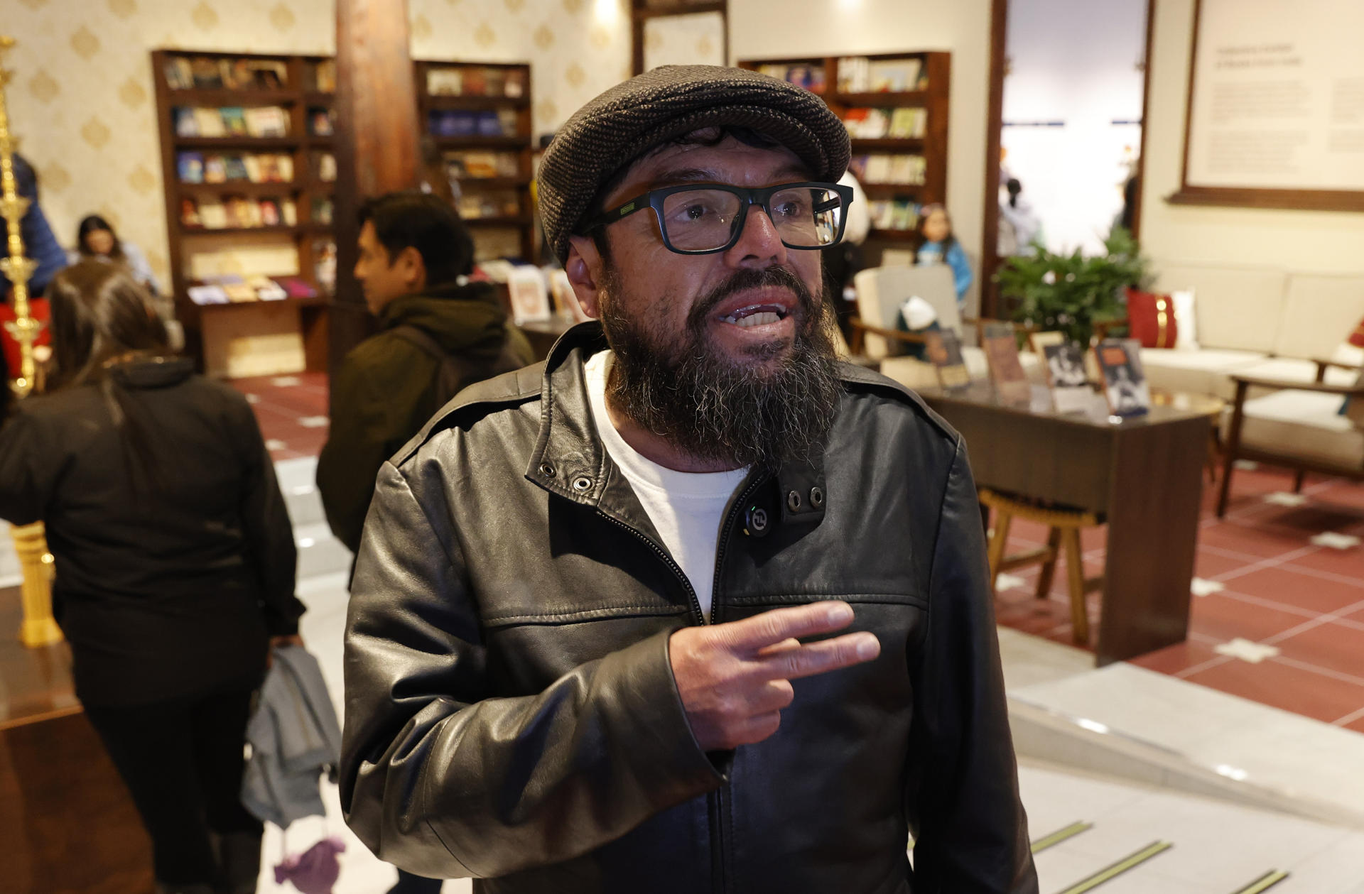 BOGOTÁ (COLOMBIA), 05/05/2026.- El actor Ubeimar Ríos durante un evento celebrado el pasado 25 de abril. Con solo una película en su haber y una limitada experiencia, el colombiano Ubeimar Ríos ha conseguido una nominación a los Premios Platino por su labor en 'Un poeta', un reconocimiento inesperado que representa más un comienzo que una consolidación, como reconoce en una entrevista con EFE. "Me llega finalizando mi profesión docente y, por qué no, empezando la profesión actoral", explicó Ríos en una entrevista que se desarrolló durante la Feria Internacional del Libro de Bogotá, rodeado de asistentes a la FILBo, que se aglomeraron a la espera de hacerse fotos con él al terminar la charla. EFE/ Mauricio Dueñas Castañeda