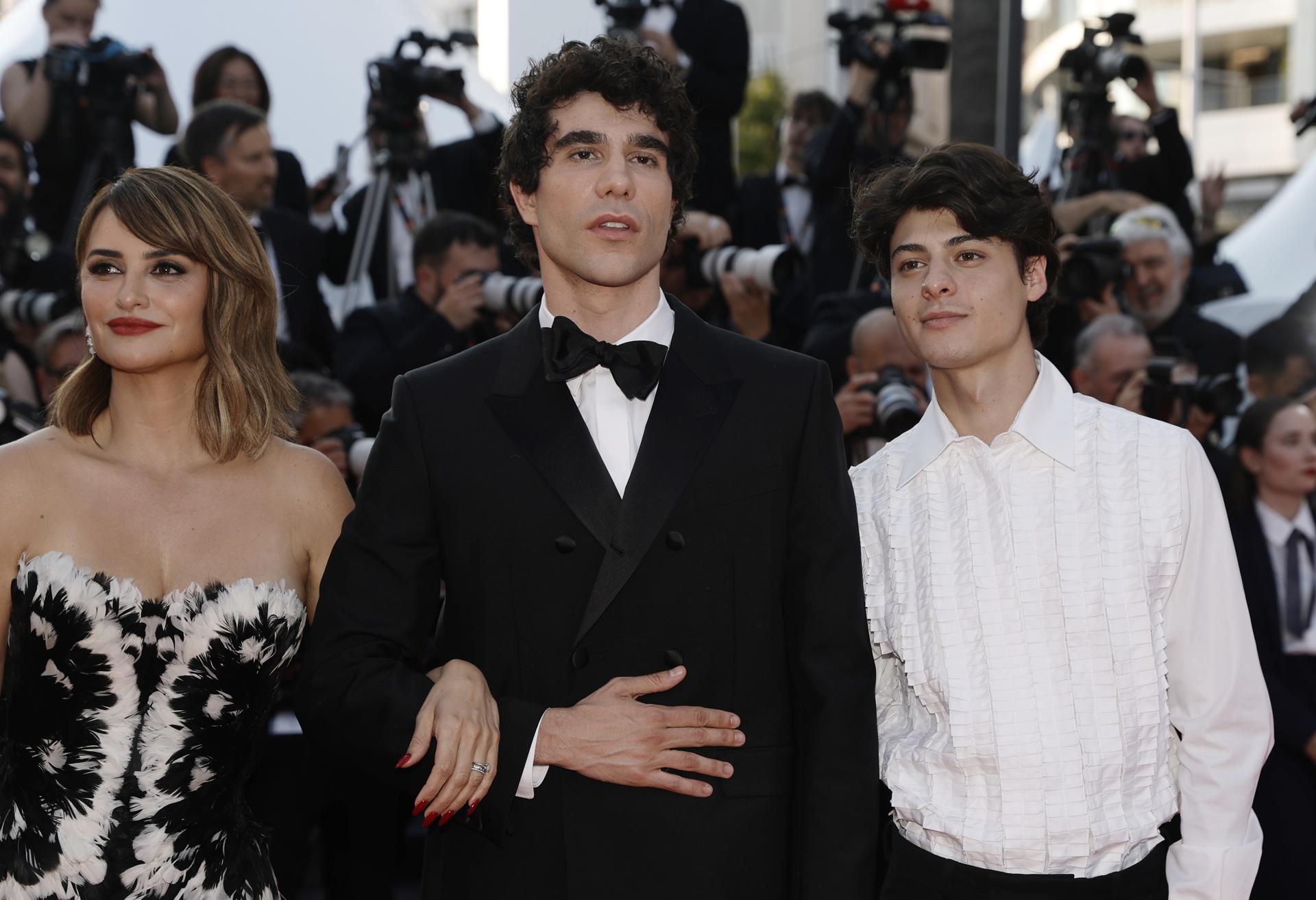 CANNES (France), 23/05/2026.- (L-R) Penelope Cruz, Javier Calvo, Milo Quifes attend the closing ceremony of the 79th annual Cannes Film Festival, in Cannes, France, 23 May 2026. The film festival runs from 12 to 23 May 2026. (Cine, Francia) EFE/EPA/TERESA SUAREZ