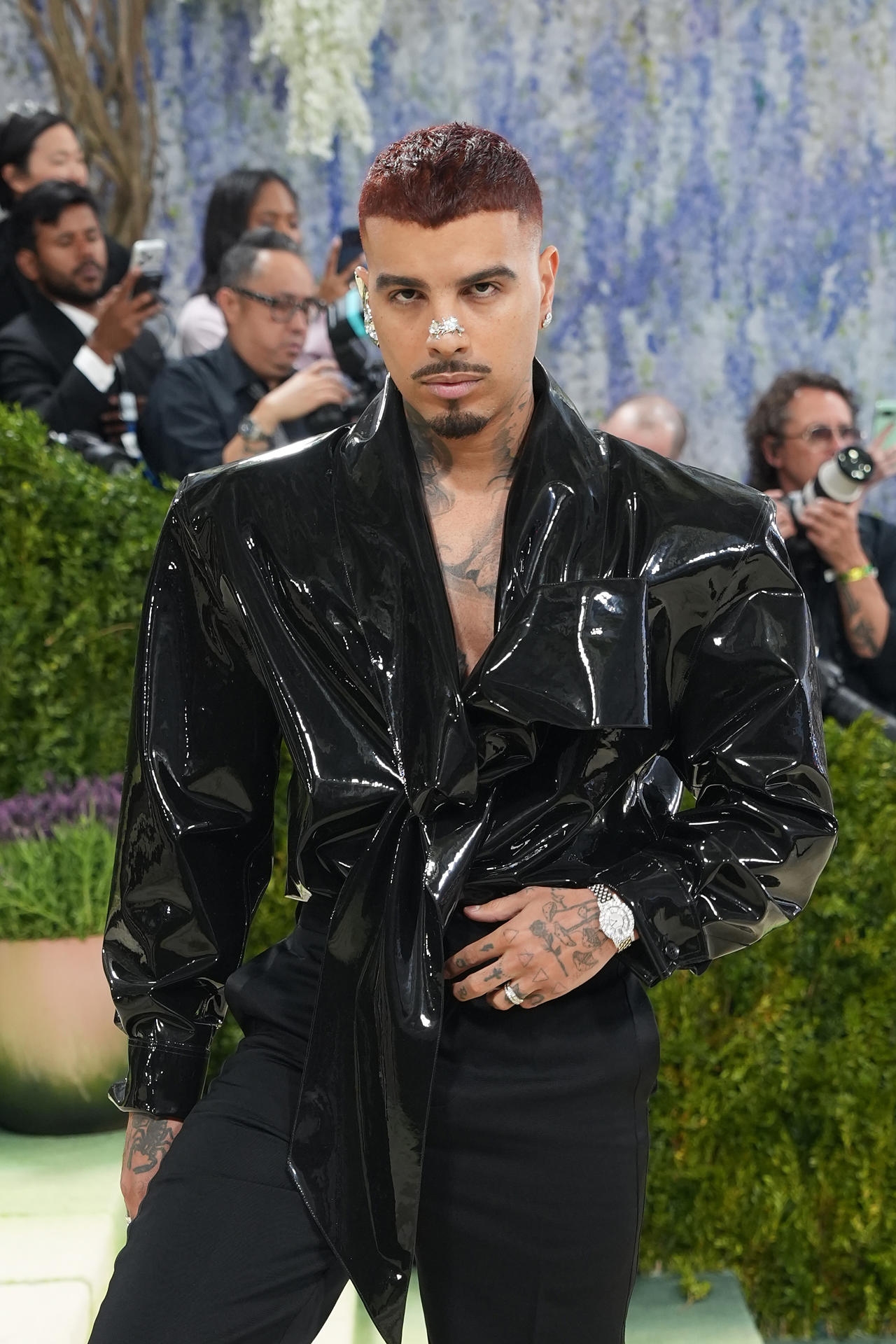 El cantante puertorriqueño Rauw Alejandro posa este lunes, durante la alfombra blanca de la Met Gala, en Nueva York (EE.UU.). La Met Gala inició con una actuación de un grupo de cantantes y bailarines que interpretó 'I Wanna Dance with Somebody', de Whitney Houston antes de dar paso a un desfile de celebridades. EFE/ Octavio Guzmán
