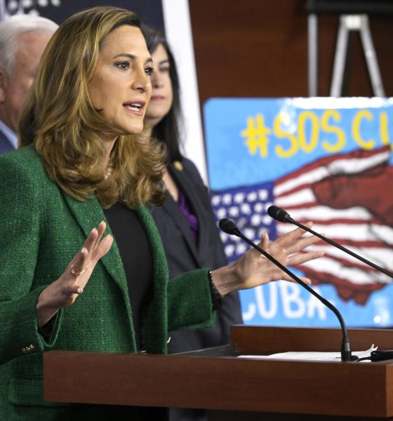 La congresista María Elvira Salazar habla durante una rueda de prensa este miércoles en la sede del Congreso en Washington (EE.UU.). EFE/Lenin Nolly