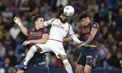 El defensa francés de Osasuna, Valentín Rosier (c), intenta despejar el balón ante el defensa uruguayo del Levante, Alan Matturro (d), en la jugada que ha significado el tercer gol del equipo levantinista durante el partido correspondiente a la jornada 35 de LaLiga EA que han disputado este viernes Levante UD y el CA Osasuna en el estadio Ciudad de Valencia. EFE/ Kai Forsterling
