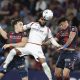 El defensa francés de Osasuna, Valentín Rosier (c), intenta despejar el balón ante el defensa uruguayo del Levante, Alan Matturro (d), en la jugada que ha significado el tercer gol del equipo levantinista durante el partido correspondiente a la jornada 35 de LaLiga EA que han disputado este viernes Levante UD y el CA Osasuna en el estadio Ciudad de Valencia. EFE/ Kai Forsterling