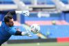 El portero del Rayo Vallecano Augusto Batalla, calienta antes del partido de la jornada 34 de LaLiga EA Sports entre el Getafe y el Rayo Vallecano, el 3 de mayo.- EFE/ Kiko Huesca
