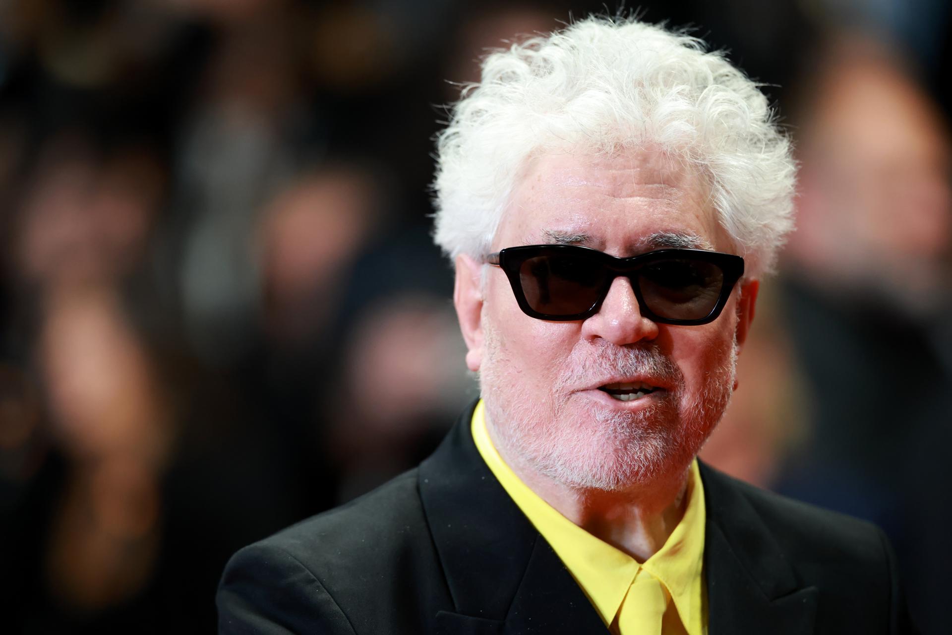 El director Pedro Almodóvar sale de la premiere de "Amarga Navidad" durante el 79º Festival de Cine de Cannes, en Cannes, Francia. (Cine, Francia) EFE/EPA/CLEMENS BILAN
 
//////////
 
CANNES (France), 19/05/2026.- Director Pedro Almodovar exits the premiere of 'Bitter Christmas' (Amarga Navidad) during the 79th annual Cannes Film Festival, in Cannes, France, 19 May 2026. The film festival runs from 12 to 23 May 2026. (Cine, Francia) EFE/EPA/CLEMENS BILAN