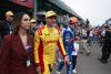 El piloto español Álex Palou, del equipo Chip Ganassi Racing, se dirige a la parrilla para las presentaciones previo a la 110ª edición de las 500 Millas en el Indianapolis Motor Speedway en Indianápolis (Estados Unidos). EFE/Jeremy Hogan
