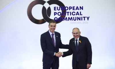 El presidente del Gobierno español, Pedro Sánchez (i), junto al primer ministro de Armenia, Nikol Pashinyan (d), en el marco de la cumbre de la Comunidad Política Europea que se celebra en Ereván, Armenia. EFE/ Borja Puig De La  Bellacasa SOLO USO EDITORIAL/SOLO DISPONIBLE PARA ILUSTRAR LA NOTICIA QUE ACOMPAÑA (CRÉDITO OBLIGATORIO)