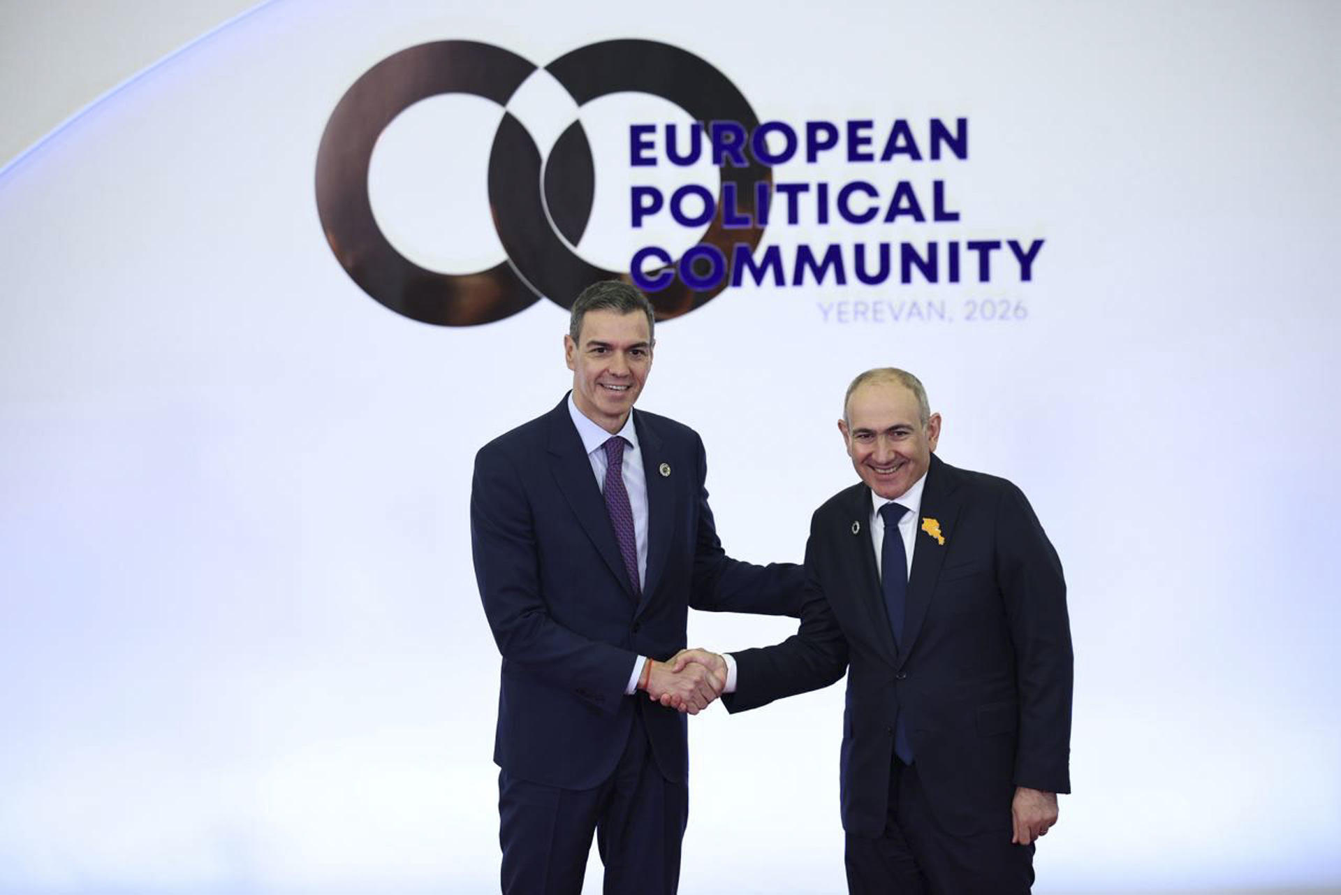 El presidente del Gobierno español, Pedro Sánchez (i), junto al primer ministro de Armenia, Nikol Pashinyan (d), en el marco de la cumbre de la Comunidad Política Europea que se celebra en Ereván, Armenia. EFE/ Borja Puig De La  Bellacasa SOLO USO EDITORIAL/SOLO DISPONIBLE PARA ILUSTRAR LA NOTICIA QUE ACOMPAÑA (CRÉDITO OBLIGATORIO)