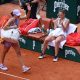La polaca Iga Swiatek (i) abandona la pista tras perder su partido de octavos de final de Roland Garros contra Marta Kostyuk, de Ucrania (d). EFE/EPA/CHRISTOPHE PETIT TESSON