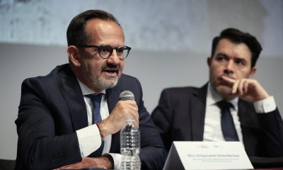 El subsecretario de Asuntos Multilaterales y de DD.HH, Enrique Javier Ochoa (i), habla durante una rueda de prensa este lunes, en Ciudad de México (México). EFE/ José Méndez