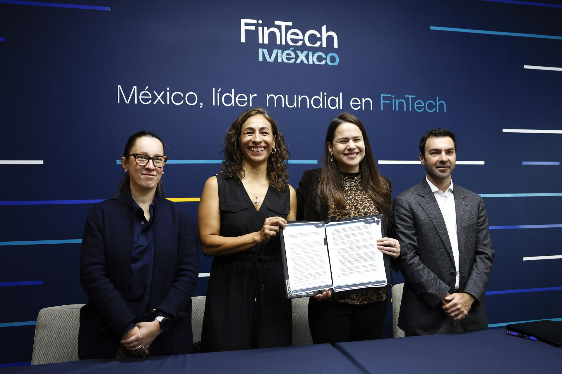 Desde la izquierda: la integrante del comité de Vigilancia de Fintech México y gerente general de Belvo, Federica Gregorini; la consejera de fintech México y Gerente Clip, Myriam Cosío; la directora de Fintech México, Claudia Núñez y el coordinador del comité de PLD de Fintech México, Bernardo Mendoza, posan al término de una rueda de prensa en Ciudad de México (México). Imagen de archivo. EFE/Sáshenka Gutiérrez