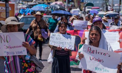 Mujeres marchan durante una manifestación por el 'Día Internacional de la Partera' este martes, en San Cristobal de las Casas (México). EFE/Carlos López