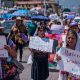 Mujeres marchan durante una manifestación por el 'Día Internacional de la Partera' este martes, en San Cristobal de las Casas (México). EFE/Carlos López