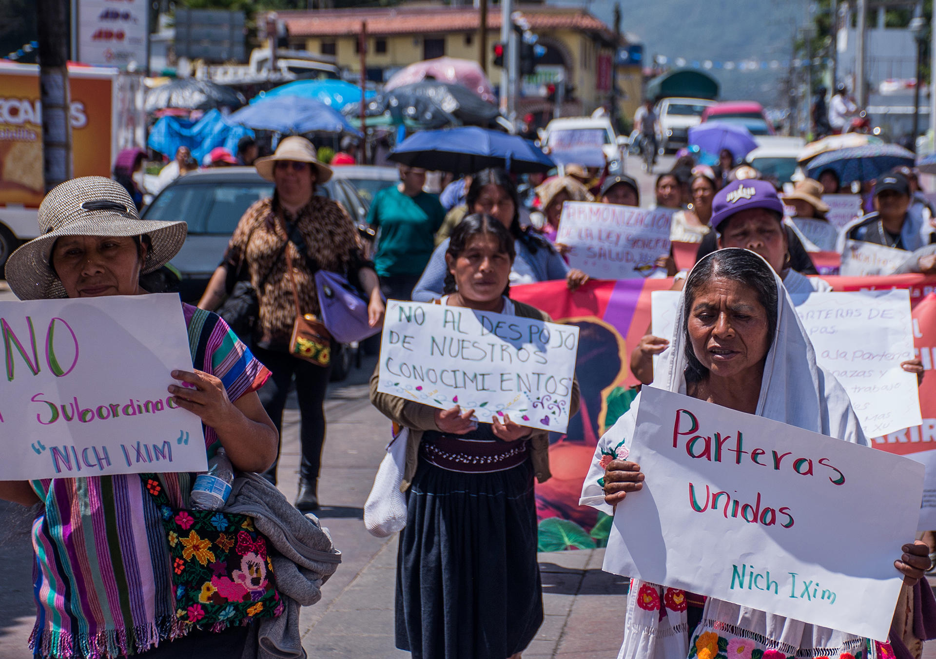 Mujeres marchan durante una manifestación por el 'Día Internacional de la Partera' este martes, en San Cristobal de las Casas (México). EFE/Carlos López