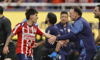 Santiago Sandoval (i) y el entrenador de Guadalajara, Gabriel Milito, celebran un gol en un partido de cuartos de final de la Liga MX entre Guadalajara y Tigres en el Estadio Akron, en Guadalajara (México). EFE/ Francisco Guasco