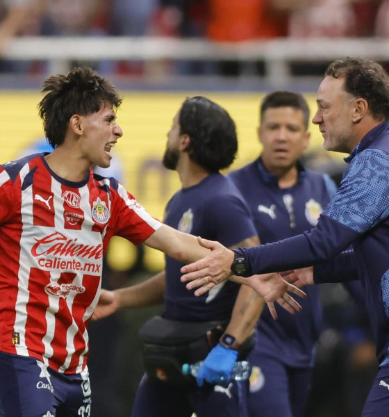 Santiago Sandoval (i) y el entrenador de Guadalajara, Gabriel Milito, celebran un gol en un partido de cuartos de final de la Liga MX entre Guadalajara y Tigres en el Estadio Akron, en Guadalajara (México). EFE/ Francisco Guasco