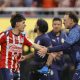 Santiago Sandoval (i) y el entrenador de Guadalajara, Gabriel Milito, celebran un gol en un partido de cuartos de final de la Liga MX entre Guadalajara y Tigres en el Estadio Akron, en Guadalajara (México). EFE/ Francisco Guasco