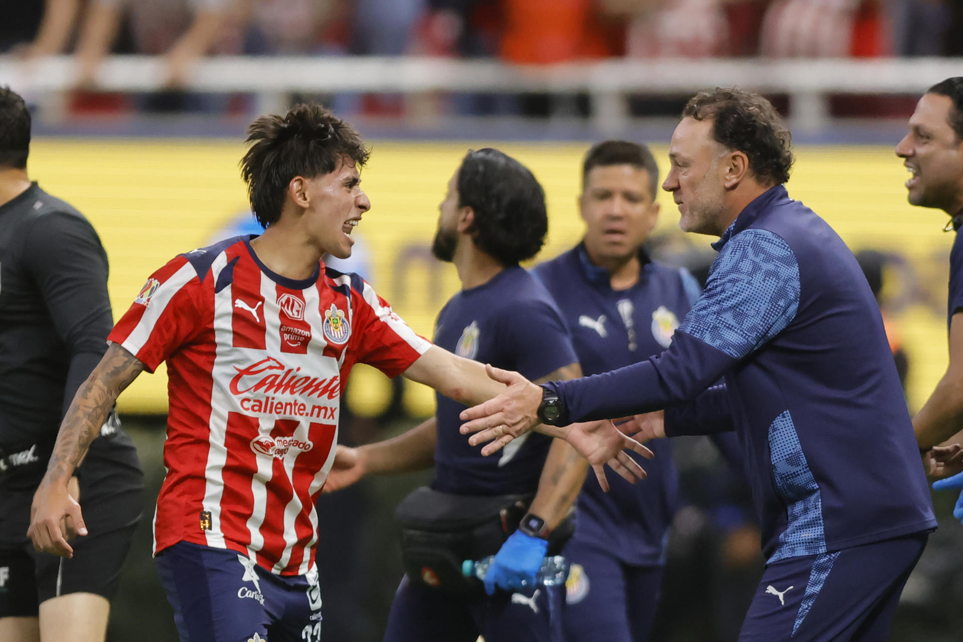 Santiago Sandoval (i) y el entrenador de Guadalajara, Gabriel Milito, celebran un gol en un partido de cuartos de final de la Liga MX entre Guadalajara y Tigres en el Estadio Akron, en Guadalajara (México). EFE/ Francisco Guasco