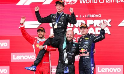 El italiano Andrea Kimi Antonelli es levantado por con el piloto británico de Ferrari Lewis Hamilton (I) y el técnico de Mercedes durante la celebración del Gran Premio de Canadá, cuyo podio fue completado por el neerlandés Max Verstappen de Red Bull Racing (d). EFE/EPA/CRISTOBAL HERRERA-ULASHKEVICH