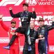 El italiano Andrea Kimi Antonelli es levantado por con el piloto británico de Ferrari Lewis Hamilton (I) y el técnico de Mercedes durante la celebración del Gran Premio de Canadá, cuyo podio fue completado por el neerlandés Max Verstappen de Red Bull Racing (d). EFE/EPA/CRISTOBAL HERRERA-ULASHKEVICH