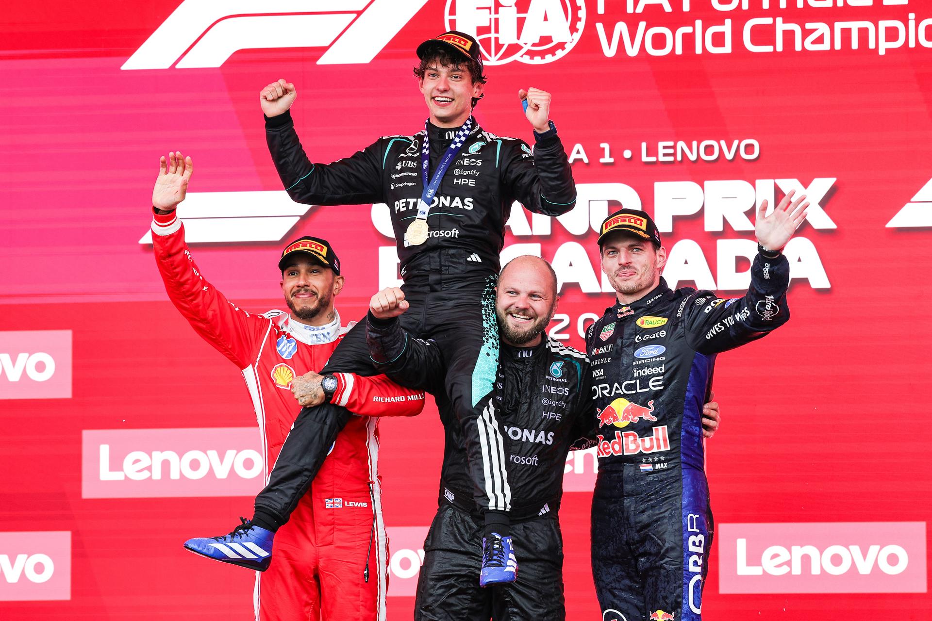 El italiano Andrea Kimi Antonelli es levantado por con el piloto británico de Ferrari Lewis Hamilton (I) y el técnico de Mercedes durante la celebración del Gran Premio de Canadá, cuyo podio fue completado por el neerlandés Max Verstappen de Red Bull Racing (d). EFE/EPA/CRISTOBAL HERRERA-ULASHKEVICH