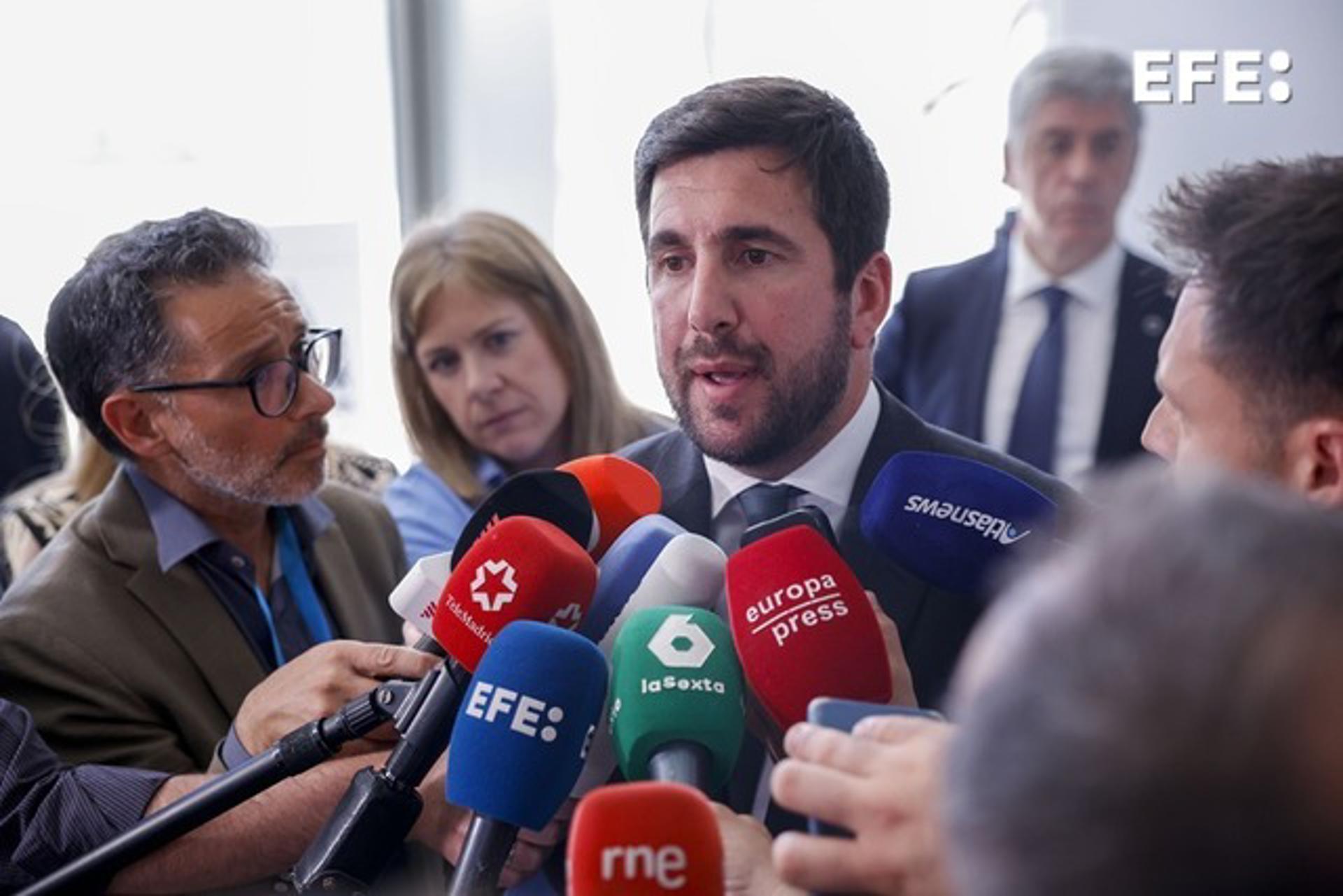 El presidente Ejecutivo del Grupo Cox, Enrique Riquelme, atiende a los medios este miércoles tras participar en el VII Foro Internacional organizado por el diario económico Expansión que se celebra en el Parador de Alcalá de Henares (Madrid). EFE/ Javier Lizon