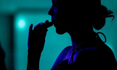 Imagen de archivo de una persona inhalando un vapeador en una fiesta, el 2 de julio de 2023. 
EFE/ Miguel Gutiérrez