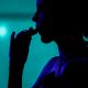 Imagen de archivo de una persona inhalando un vapeador en una fiesta, el 2 de julio de 2023. 
EFE/ Miguel Gutiérrez