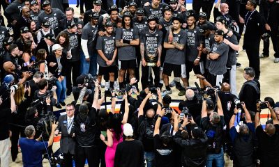 Jugadores de San Antonio Spurs celebran la conquista, este sábado de las finales de la Conferencia Oeste y el paso a la final por el título de la NBA contra los New York Knicks en las Finales de la NBA. EFE/EPA/GERALD LEONG SHUTTERSTOCK OUT