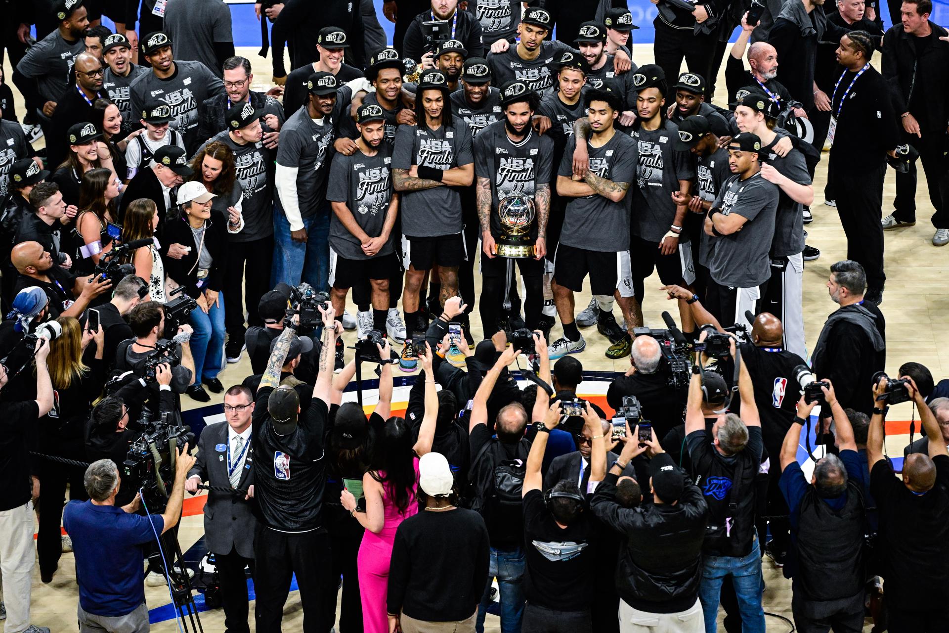 Jugadores de San Antonio Spurs celebran la conquista, este sábado de las finales de la Conferencia Oeste y el paso a la final por el título de la NBA contra los New York Knicks en las Finales de la NBA. EFE/EPA/GERALD LEONG SHUTTERSTOCK OUT