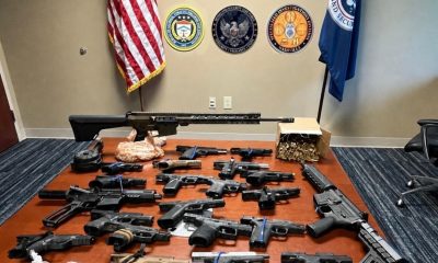 Fotografía cedida por el Departamento de Justicia de Estados Unidos que muestra armas de fuego incautadas a miembros de la organización criminal transnacional Tren de Aragua (TdA) en el Distrito Medio de Tennessee (EE.UU.). EFE/ Departamento Justicia EE.UU./SOLO USO EDITORIAL/NO VENTAS/SOLO DISPONIBLE PARA ILUSTRAR LA NOTICIA QUE ACOMPAÑA (CRÉDITO OBLIGATORIO)