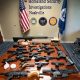 Fotografía cedida por el Departamento de Justicia de Estados Unidos que muestra armas de fuego incautadas a miembros de la organización criminal transnacional Tren de Aragua (TdA) en el Distrito Medio de Tennessee (EE.UU.). EFE/ Departamento Justicia EE.UU./SOLO USO EDITORIAL/NO VENTAS/SOLO DISPONIBLE PARA ILUSTRAR LA NOTICIA QUE ACOMPAÑA (CRÉDITO OBLIGATORIO)