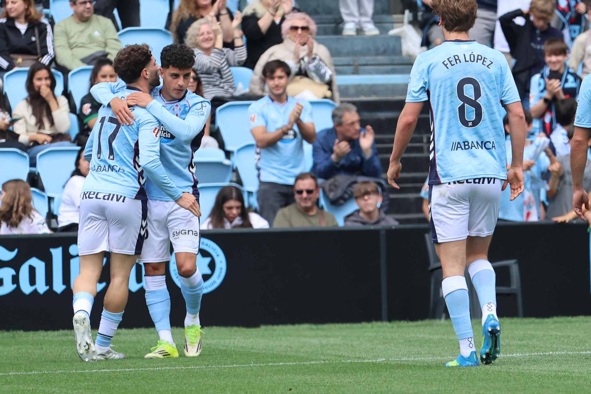 El delantero del Celta de Vigo Hugo Álvarez (2i) celebra con su compañero Javi Rueda (i) tras marcarle el 1-0 al Elche durante el partido de LaLiga disputado este domingo en el Estadio Abanca-Balaídos de Vigo. EFE/ Salvador Sas
