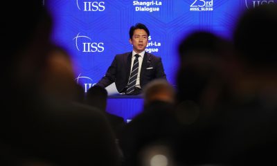 El ministro de Defensa de Japón, Shinjiro Koizumi, durante su intervención en el principal foro de seguridad y defensa de Asia, el Diálogo Shangri-La, en Singapur. 
EFE/EPA/HOW HWEE YOUNG