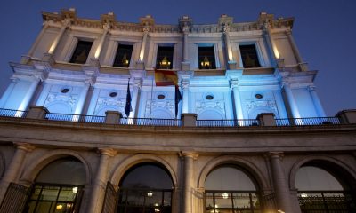 MD61. MADRID, 08/01/2010.- La bandera española ondea entre dos banderas azules europeas en la fachada del Teatro Real de Madrid, donde esta tarde se celebra la gala inaugural de la presidencia española de la UE. EFE/Manuel H. de León/ Archivo