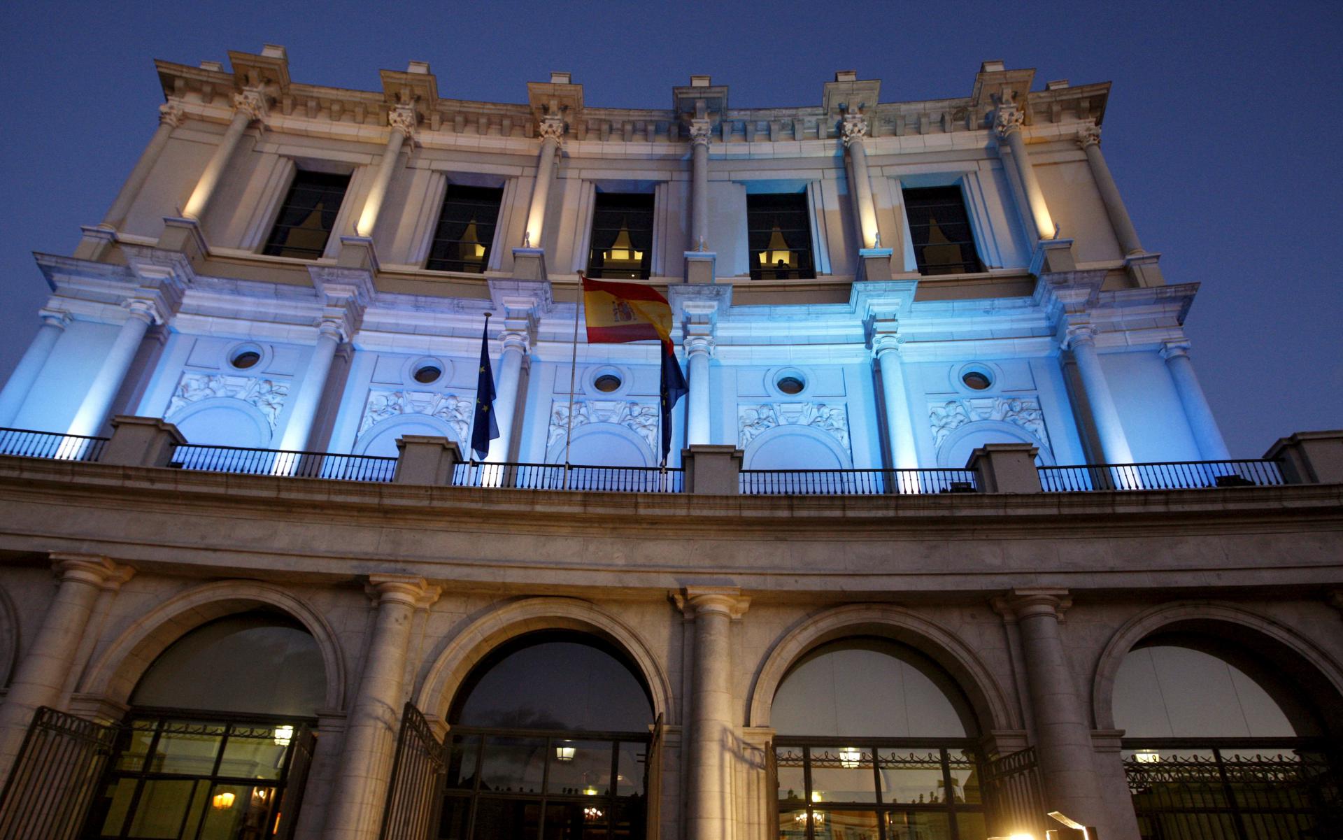 MD61. MADRID, 08/01/2010.- La bandera española ondea entre dos banderas azules europeas en la fachada del Teatro Real de Madrid, donde esta tarde se celebra la gala inaugural de la presidencia española de la UE. EFE/Manuel H. de León/ Archivo