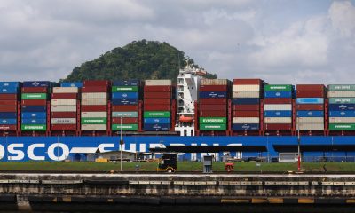 Un portacontenedores navega por el área de Pedro Miguel con rumbo al Atlántico este martes, en Ciudad de Panamá (Panamá). EFE/ Carlos Lemos