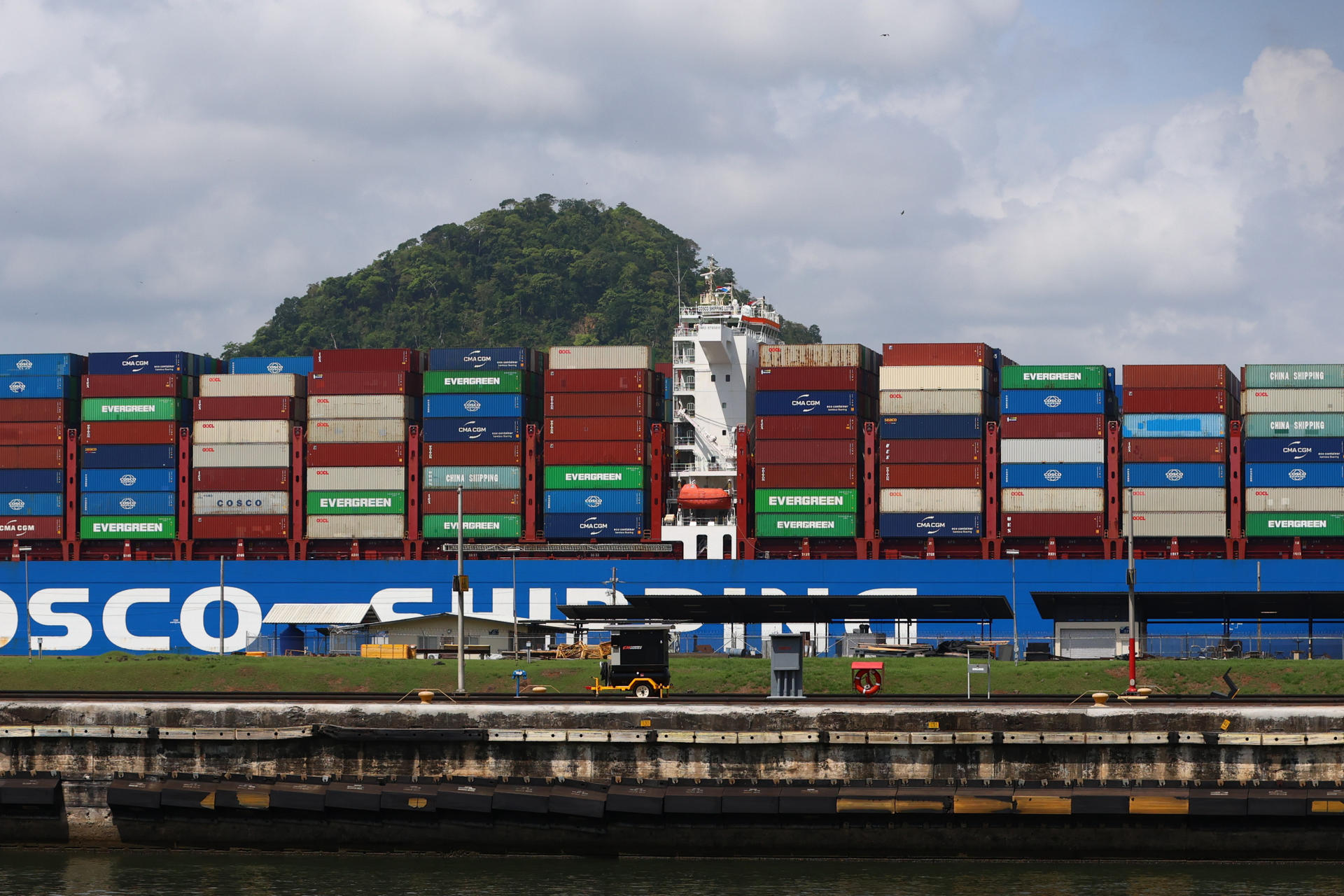 Un portacontenedores navega por el área de Pedro Miguel con rumbo al Atlántico este martes, en Ciudad de Panamá (Panamá). EFE/ Carlos Lemos
