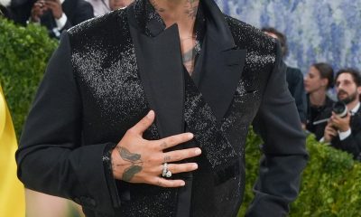 El cantante colombiano Maluma posa este lunes, durante la alfombra blanca de la Met Gala, en Nueva York (EE.UU.). Maluma aseguró en la alfombra roja de la Met Gala, que atraviesa un momento personal y profesional "muy feliz" y que practica "bastante" para tener más hijos. EFE/ Octavio Guzmán