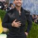 El cantante colombiano Maluma posa este lunes, durante la alfombra blanca de la Met Gala, en Nueva York (EE.UU.). Maluma aseguró en la alfombra roja de la Met Gala, que atraviesa un momento personal y profesional "muy feliz" y que practica "bastante" para tener más hijos. EFE/ Octavio Guzmán