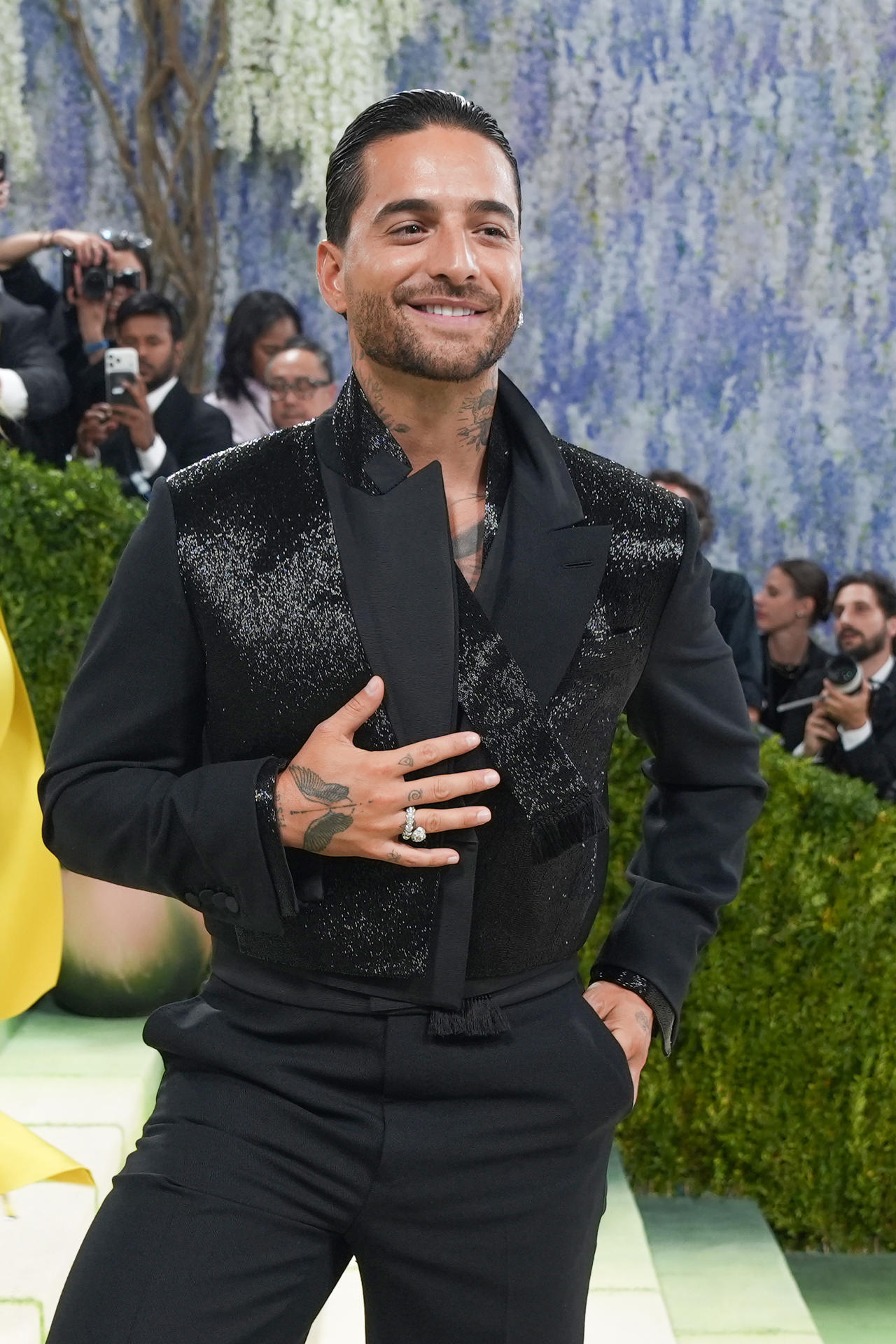 El cantante colombiano Maluma posa este lunes, durante la alfombra blanca de la Met Gala, en Nueva York (EE.UU.). Maluma aseguró en la alfombra roja de la Met Gala, que atraviesa un momento personal y profesional "muy feliz" y que practica "bastante" para tener más hijos. EFE/ Octavio Guzmán