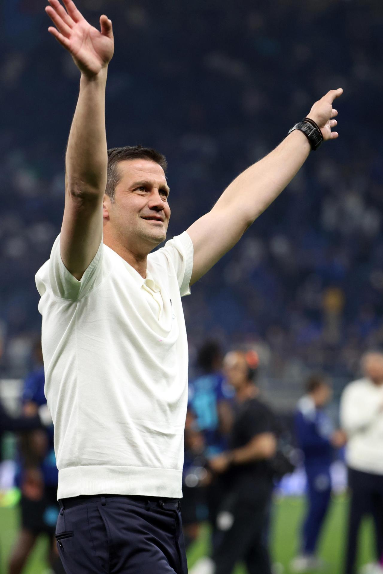 El rumano Cristian Chivu, entrenador del Inter Milan, saluda a la afición tras conquistar el título de la Serie A italiana. EFE/EPA/MATTEO BAZZI