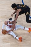 Josh Hart (i), de los Knicks, disputa el balón con Jarrett Allen, de Cavaliers, este martes en un partido de la NBA en Nueva York. EFE/ Ángel Colmenares
