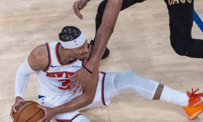 Josh Hart (i), de los Knicks, disputa el balón con Jarrett Allen, de Cavaliers, este martes en un partido de la NBA en Nueva York. EFE/ Ángel Colmenares